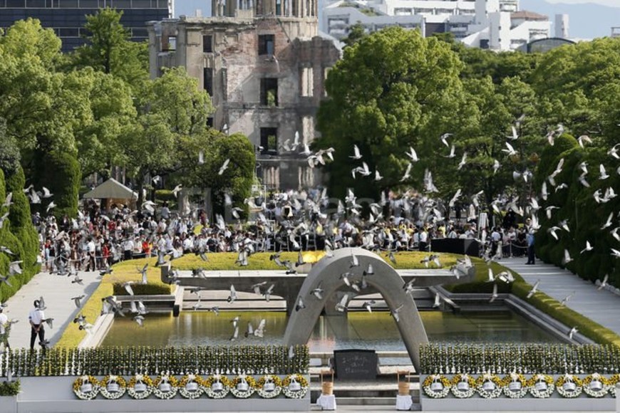 ELLITORAL_58935 | EFE Vista de varias palomas sobre el Hiroshima Peace Memorial Park en Hiroshima (Japón), durante la conmemoración del aniversario de la bomba atómica del 6 de agosto de 1945, que produjo 140.000 muertos en las primeras horas.