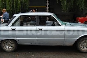 ELLITORAL_55440 |  Relaciones Policiales URI El Chevrolet Corsa y el Ford Falcon involucrados en este grave incidente lucen las huellas del enfrentamiento armado.