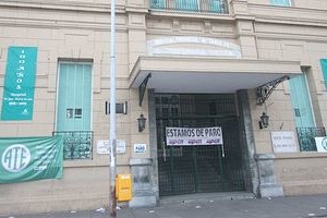 Amancio Alem Un amplio cartel indicaba la situación dentro del hospital José María Cullen, cuyas puertas estaban cerradas.
