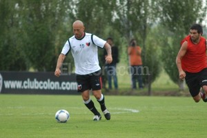 ELLITORAL_51141 |  Flavio Raina El  Cheva  la aprovechó. El delantero Javier Chevantón realizó la pretemporada a la par de sus compañeros y ahora sólo quiere demostrar lo que puede rendir estando diez puntos físicamente.