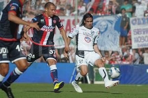 ELLITORAL_47070 |  Luis Cetraro Barrales tuvo al final del segundo tiempo una oportunidad clarísima para darle los tres puntos a su equipo.