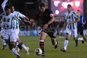 Flavio Raina No lo dejen solo. Todas las ganas de Esteban Oscar Fuertes acorralado por defensores de Banfield en el partido anterior en el Cementerio de los Elefantes. Seguramente Mohamed apunta a darle mayor juego al equipo para alimentar de mejor manera al goleador histórico.