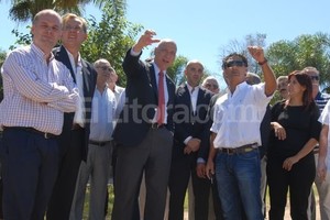 Luis Cetraro Las autoridades provinciales y del Club Colón se encontraron en el Hotel Colón, actualmente en construcción, para apreciar el inicio de la construcción de las colectoras.