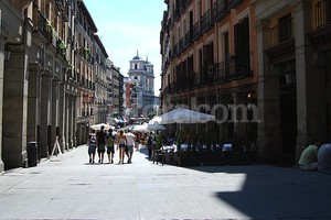 Archivo El Litoral Caminar por las calles de Madrid justifica el viaje a Europa. Ningún otro lugar tiene el jolgorio de luz y de colores que posee esta ciudad. Ni de día ni de noche.