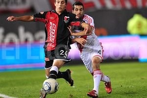 ELLITORAL_42569 |  Télam El pibe Martín Luque tuvo un duelo complicado con la experiencia de Ferrari, en el partido ante River. ¿Se repetirá mañana con Adrián González?