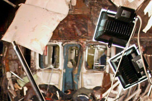 ELLITORAL_25298 |  EFE Foto de archivo de un polícia mientras trabaja en el interior de un vagón de metro tras la explosión de una bomba en Moscú (Rusia) el 6 de febrero de 2004.