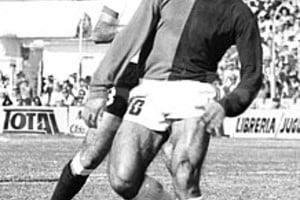 Archivo El Litoral La pose de la Chiva, mirando la pelota para bajarla de pecho y mandarla a guardar. Aplaudan, aplaudan, no dejen de aplaudir, los goles de la Chiva que ya van a venir , rugía la popular.