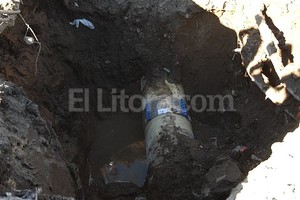 ELLITORAL_37692 |  Flavio Raina Abrazadera colocada para reparar el daño en el caño roto.