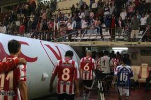 ELLITORAL_26172 |  Pablo Aguirre. Los jugadores se retiraron en silencio del estadio.