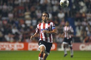Mauricio Garín Cabeza levantada y la pelota como objetivo. ¿Seguirá de doble 5 o Alí decidirá que Matías Donnet vuelva a jugar de volante por derecha?