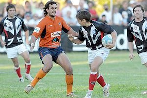 Jano Colcerniani Tomás Carrió marca el rumbo del ataque rosarino, ante la intimidante marca tucumana, en la final disputada ayer en la capital entrerriana.