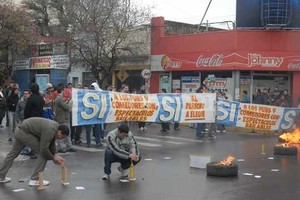 ELLITORAL_31219 |  Luis Cetraro. La manifestación comenzó en la esquina de 25 de Mayo y Bulevar, luego marcharon hasta la Municipalidad.