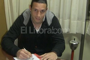 ELLITORAL_59373 |  Gentileza CAU Guillermo Corsaro estampó su firma que lo vincula al Tate.