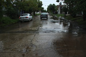 Amancio Alem Vecinos alertados. En Villa María Selva algunas casas conservan en las puertas las bolsas con arena. Una vecina comentó que a pesar de que llovió poco, el agua estuvo en la calle por un buen tiempo. En cada tormenta tenemos terror de inundarnos , manifestó.