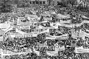Archivo El Litoral Eva Perón en Santa Fe en diciembre del año 1947. La multitud de obreros congregados en la Plaza de Mayo de nuestra ciudad da cuenta de la estrecha relación que los unía.