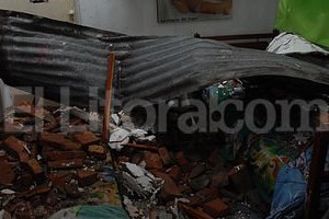 ELLITORAL_36384 |  Flavio Raina El techo colapsó sobre una de las habitaciones de la casa donde dormían dos jóvenes.