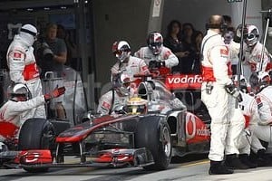 Agencia EFE Vital. El cambio de rumbo en cuanto a detenciones en boxes, le dio el triunfo al británico Hamilton, con lo que cortó la racha de Sebastian Vettel.