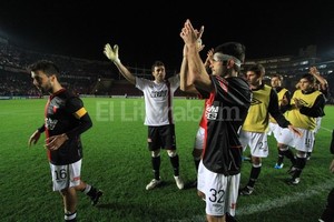 ELLITORAL_59580 |  Pablo Aguirre. Al final del partido, los jugadores saludan a los hinchas sabaleros