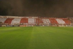 ELLITORAL_25609 |  Mauricio Garín La gran bandera rojiblanca le ofreció un marco espectacular al espectáculo deportivo de anoche en el estadio 15 de Abril.