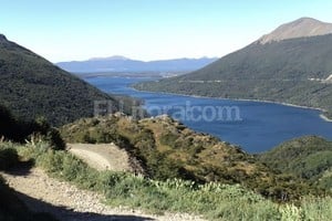 Alina Pozzolo Llegando a Ushuaia las agua del Fagnano cobijan a los viajantes. Su color atrapa entre el verde del paisaje.