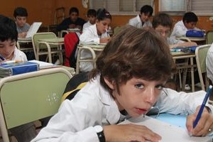 Amancio Alem Guardapolvos blancos. Los chicos comenzaron las clases, aunque los paros afectan el normal proceso educativo y compromete el futuro.