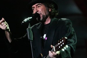 Pablo Aguirre Joaquín Sabina se presentó por primera vez en Santa Fe este domingo en una típica noche de verano.