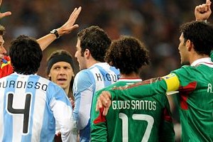 EFE El gol de Carlitos ante México, como el gol que no le cobraron a Inglaterra frente a Alemania, desataron la polémica en el Mundial de Sudáfrica.