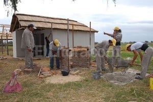 ELLITORAL_33881 |  Néstor Gallegos Construción de viviendas detrás del GADA para vecinos de Playa Norte.
