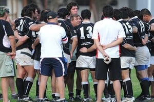ELLITORAL_25987 |  Luis Cetraro Ignacio Irigoyen habla a sus dirigidos, en el entretiempo de uno de los cotejos disputados por el meritorio plantel del Club Universitario de Santa Fe.