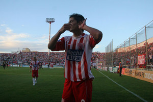 Mauricio Garín Claudio Guerra, que estuvo en las últimas horas conversando con los dirigentes tatengues, está entrenando con Huracán pero manifestó claramente que quiero la revancha con Unión, por mí y por la gente . Hay ofertas de Chacarita y algo del exterior. Huracán quiere plata por el pase, algo que el Funebrero tiene más que Unión. Por lo menos hoy.