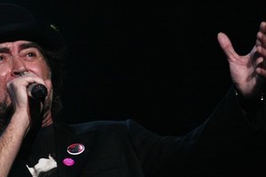 Pablo Aguirre Una multitud disfrutó del show que brindó el cantautor español. La nota de la noche: una nube de dragones alados (bichos de luz de todo tipo y tamaño) persiguió a los músicos hasta el fastidio.