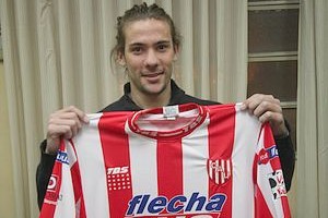 Pablo Aguirre Marcos Pirchio, en el momento de mostrar, anoche, la camiseta que utilizará en esta temporada. Viene de jugar en el fútbol ecuatoriano.