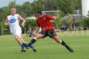 Flavio Raina. Con molestias, el Bichi Fuertes hizo un ratito de fútbol y luego salió por un dolor en la cintura. El goleador sabalero estará el lunes en el partido ante Arsenal.