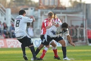 Luis Cetraro En la lucha... Sebastián Vidal, en una imagen repetida contra Merlo. Ganó muchas pelotas, aún debatiéndose solo. Cuando entró, Alexis Fernández le dio una mano al ex CAI.