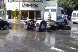 Rodrigo Orellano El agua complica la situación de la calzada que día a día se deteriora mas.