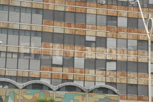 Archivo El Litoral. A simple vista. La humedad y las filtraciones oxidaron las chapas del frente que conforman las aberturas.