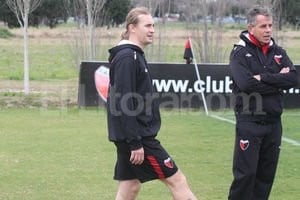 ELLITORAL_44932 | Guillermo Di Salvatore Símbolo de garra en la mitad de la cancha, el Polaco Bastía se ganó un nombre en el fútbol argentino. Ahora, a los 32 años, desembarca en Colón después de un par de temporadas en Grecia. En la foto, el Polaco junto al doctor Eduardo Vega.