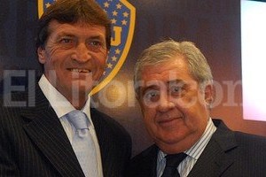Telam Falcioni y Ameal, presidente de Boca, durante la presentación del nuevo DT.