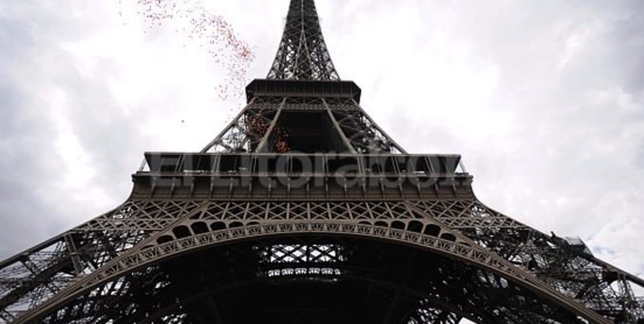 Evacuan la Torre Eiffel por amenaza de bomba