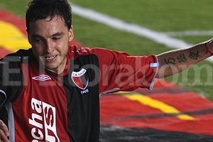 ELLITORAL_37389 | Pablo Aguirre Ni siquiera saludó Juan Manuel Lucero: es más, en el torneo pasado, se despidió del plantel dos prácticas antes que el resto. Ya se sacó fotos como refuerzo en Paraguay.