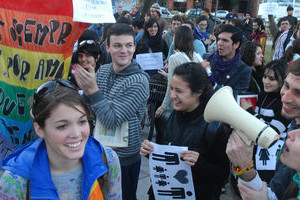 ELLITORAL_28824 |  Flavio Raina Cerca de un centenar de jóvenes, estudiantes y trabajadores expresaron su apoyo a la ley por el matrimonio igualitario.