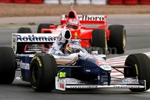 ELLITORAL_52708 |  Archivo Jacques Villeneuve (Williams) seguido por Michael Schumacher (Ferrari). Fue en el GP de Argentina en 1997.