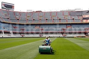 ELLITORAL_40702 |  EFE Hubo un detalle que para muchos no pasó desapercibido el sábado. Y fue que el césped del Bernabeu estaba muy alto. Cuando el enviado de El Litoral visitó el estadio el día anterior, lo estaban regando. Y lo propio se hizo antes del partido. Por eso, Barcelona le pidió a la Federación, que es la organizadora del partido, que el césped de Mestalla esté como si jugara la Selección española.
