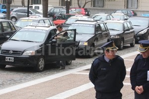 ELLITORAL_31752 |  Guillermo Di Salvatore Los choferes de taxis llegaron en caravana a la Casa Gris.