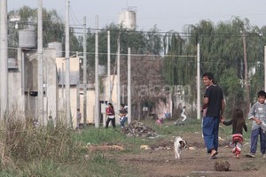 Mauricio Garín. Postal. Los chicos juegan en la tierra, la ropa cuelga al sol, los almacenes están abiertos, los perros andan por las calles, la basura se acumula en las esquinas. Todo al ritmo pegadizo de la cumbia. Santa Rita ya tiene rutina de barrio.