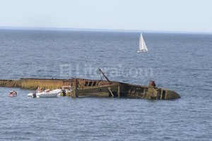 ELLITORAL_50389 |  Alina Pozzolo Desde la costa céntrica es posible divisar un viejo barco hundido. Excursiones y navegaciones llegan hasta allí buscando fotos y tesoros perdidos.