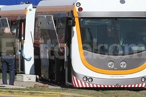 Guillermo Di Salvatore Algunos curiosos se acercaron esta mañana a ver el tren que ya está en el Puerto de Santa Fe