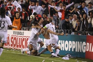 ELLITORAL_36402 | Pablo Aguirre. Acosta festeja la conquista junto a sus compañeros.