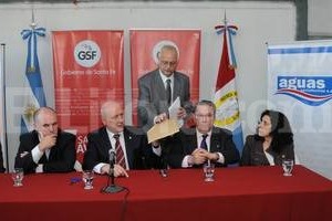 Flavio Raina El gobernador Antonio Bonfatti presidió la apertura de sobres junto a funcionarios.
