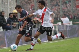 Manuel Fabatía. Brahian Alemán en acción ante River. El uruguayo hizo un buen primer tiempo y hasta le cometieron un penal.